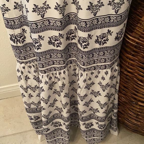 Sadie & Sage blue & white jumper w/ a bottom ruffle and criss cross back. - Picture 3 of 12